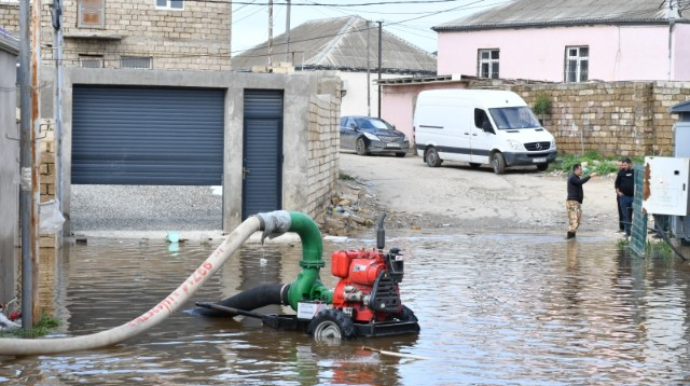 Bakının bu əraziləri yağış sulaırndan təmizlənir - VİDEO 