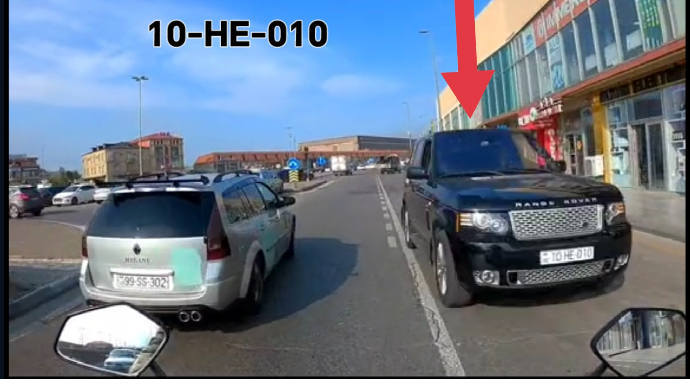 В Баку водитель Range Rover проехал по автобусной полосе против движения - ВИДЕО 