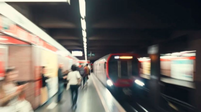 “Bomj” 3 yaşlı uşağı qatarın altına itələdi - VİDEO 