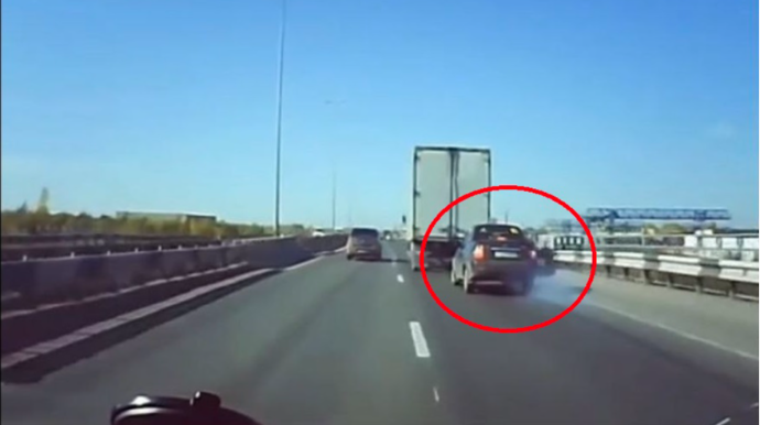 Yüksək sürətlə sağdan ötmə edən sürücü yük maşınının altına girdi  - VİDEO