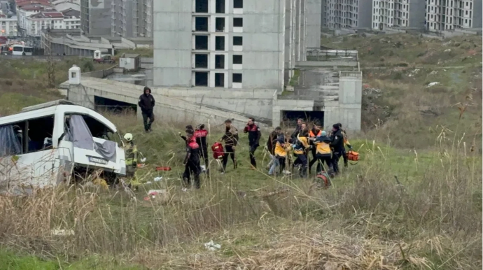 İstanbulda avtobus dərəyə aşdı: Ölən var   - FOTO