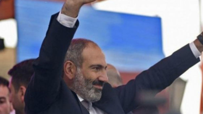 Paşinyanın şıdırığı rəqsi erməniləri qəzəbləndirdi: Lağ obyekti oldu - VİDEO