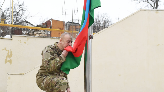 İlham Əliyev Hadrutda Azərbaycan bayrağını ucaldıb - FOTO