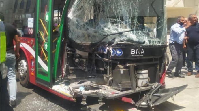 Xocasən şosesində iki sərnişin avtobusu toqquşub