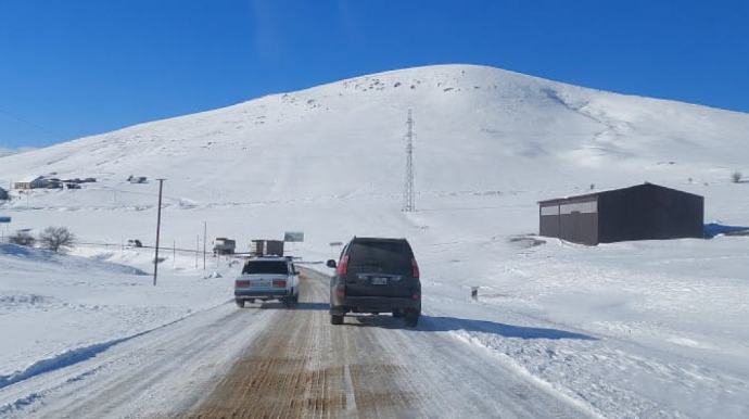 Şəmkir-Gədəbəy yolu buz bağlayıb, avtomobillərin hərəkəti dayanıb - FOTO 