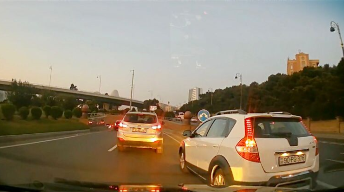 Yol xəttinə məhəl qoymayan sürücü başqasının zolağına girdi - VİDEO