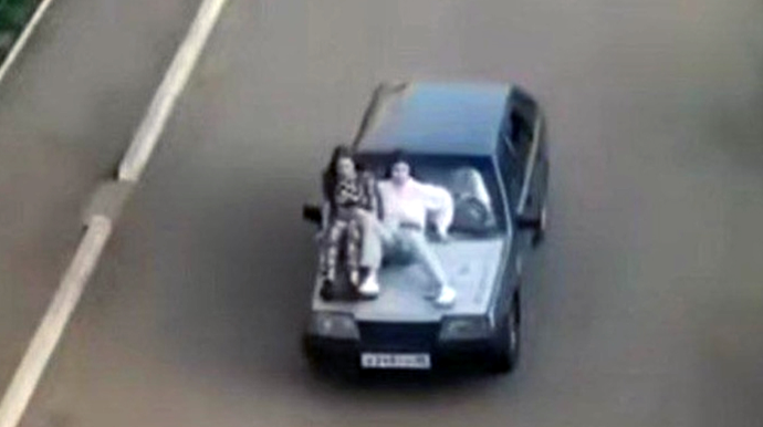 Yeniyetmə oğlan anasının maşınına qızları mindirdi; polis qadını cərimələdi - VİDEO 