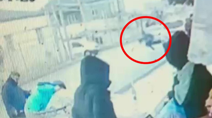 Yolu qaçaraq keçən məktəblini maşın vurdu - VİDEO - YENİLƏNİB