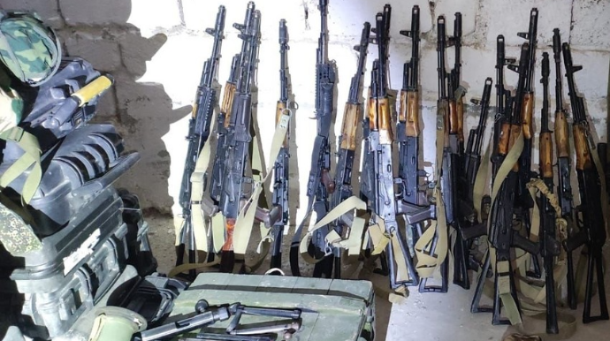 Xankəndidə uşaq bağçasının zirzəmisindən dron, 29 avtomat və 416 qumbara aşkarlanıb  - FOTO