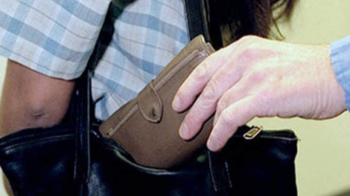 Avtovağzalın qarşısında çantadan 4 min dollar oğurlanıb 