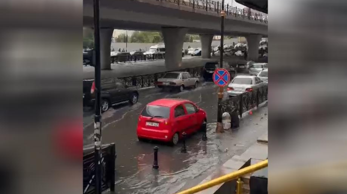 Bakıda yağış yağdı, 3-cü mikrorayon dairəsini su basdı - VİDEO 