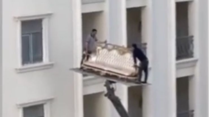 Bakıda qəribə hadisə: divanı "göyün yeddinci qatına"  qaldırdılar  - VİDEO