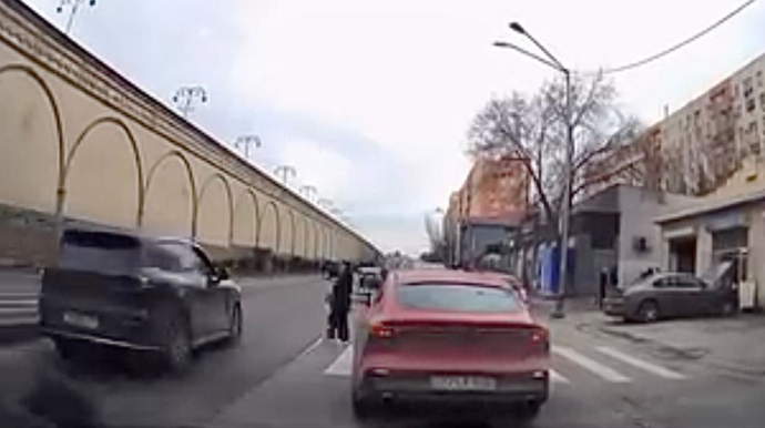 Keçiddən keçən piyadanı görə‑görə yoluna davam etdi - 99-QB-165    - VİDEO