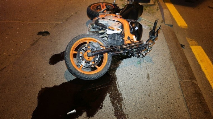 Sabunçuda avtomobil motosikletçini vuraraq ayaqlarını sındırıb 