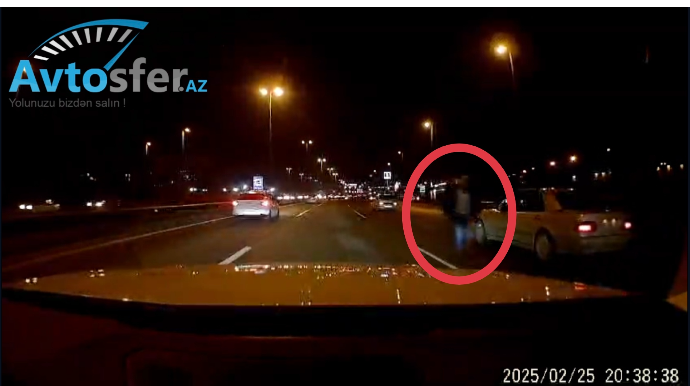 Hava limanı yolunda ruh kimi peyda olan piyada: Sürücü qorxu keçirdi - VİDEO