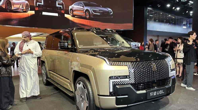 Çində qızıldan hazırlanmış loqotipi olan BYD avtomobilləri satışa çıxarıldı 