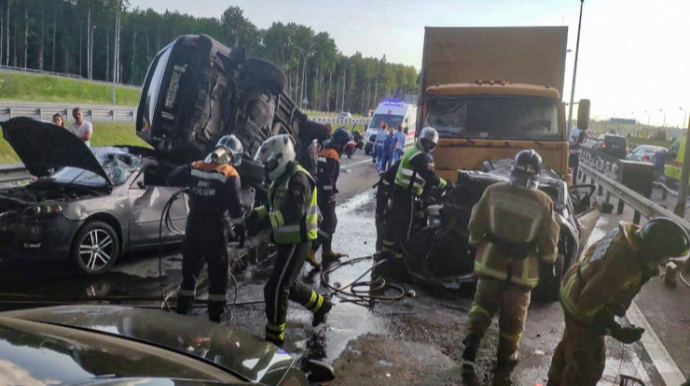 Dəhşətli qəza: Maşın "KamAZ"a çırpıldı, polis öldü 