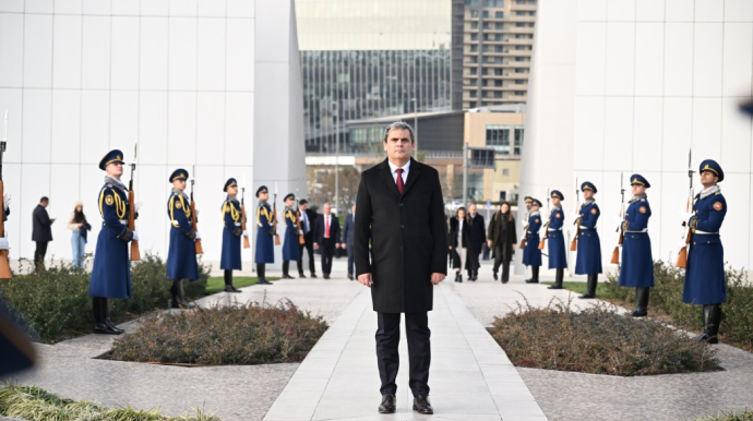 İbrahimoviç Zəfər parkını və Şəhidlər xiyabanını ziyarət edib - FOTOLAR 