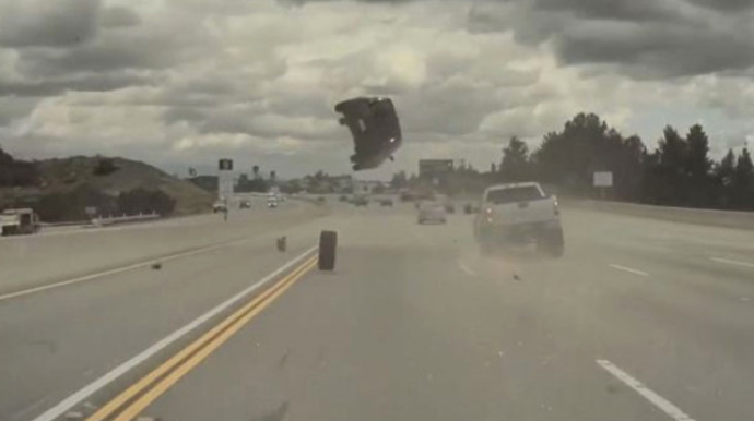 Trasda dəhşətli qəza: Maşın göyə "uçdu" - ANBAAN VİDEO 