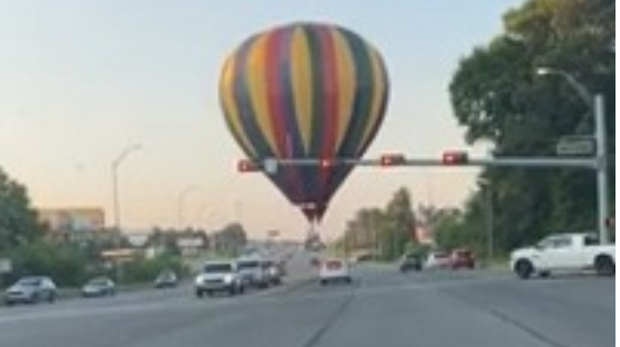 Воздушный шар парализовал движение на трассе  - ВИДЕО