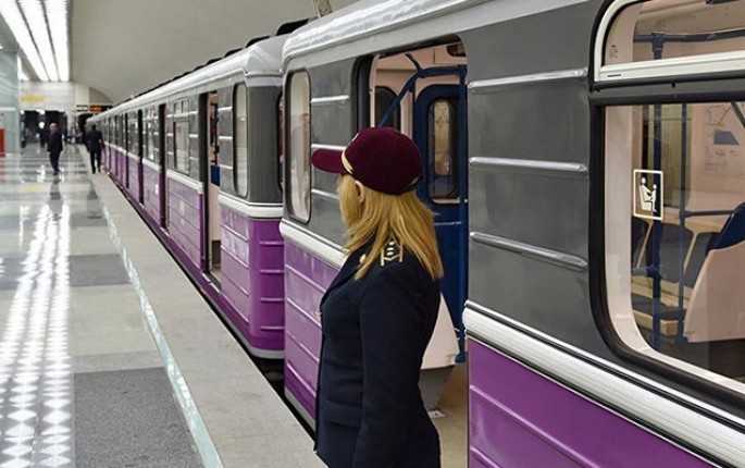 Sərnişin özünü relslərin üstünə atdı - Bakı metrosunda