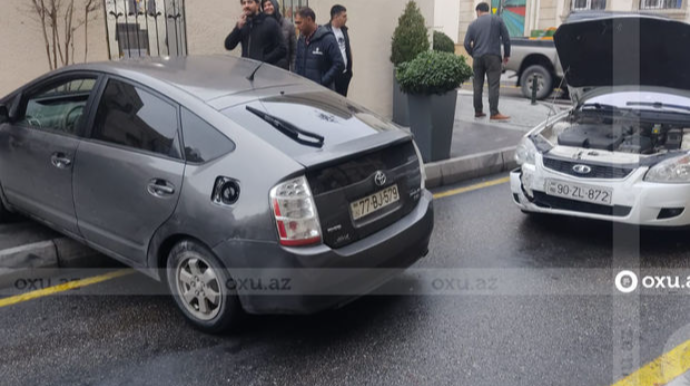 Bakıda “Toyota Prius” və “Lada” toqquşdu, avtomobillərdən biri səkiyə çıxdı    - FOTO