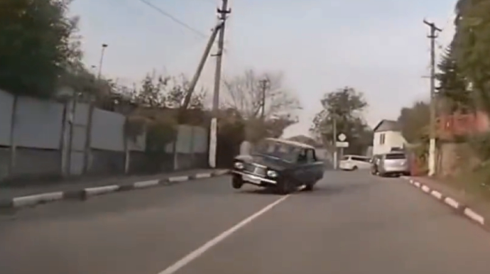 Sərt döngəni yüksək sürətlə keçmək istəyən sürücü işıq dirəyini yerindən qopardı - VİDEO