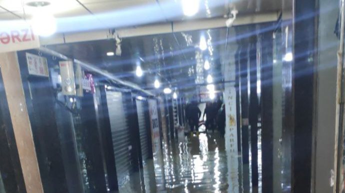 Yağışdan sonra gölməçəyə çevrilən piyada keçidi - VİDEO 