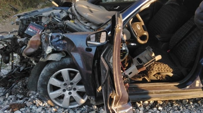 Oğuzda ağaca çırpılan avtomobilin mühərriki yerindən çıxıb - FOTO