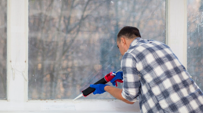Pəncərəni düzəltmək istəyirdi, yıxılıb öldü 