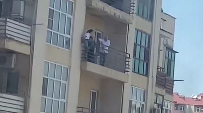 Bakıda gənc qız özünü göydələndən atmaq istədi  - VİDEO