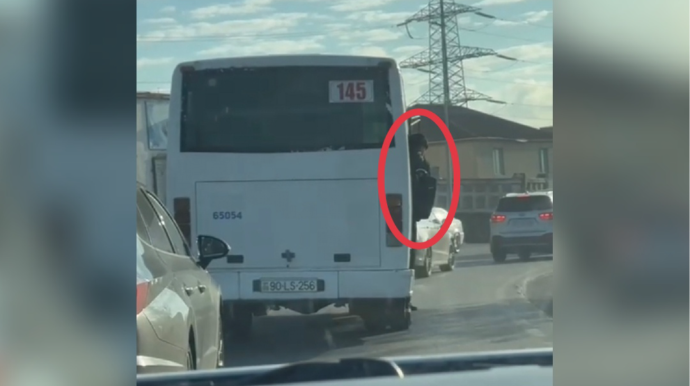 Bakıda avtobus sürücüsü məktəblinin həyatını təhlükəyə atdı  - VİDEO