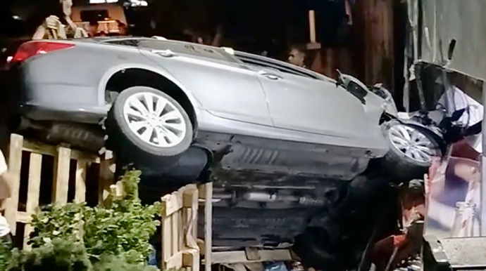 Sükan arxasında yatan sürücü maşını aşırıb “Spar” marketə çırpdı   - VİDEO