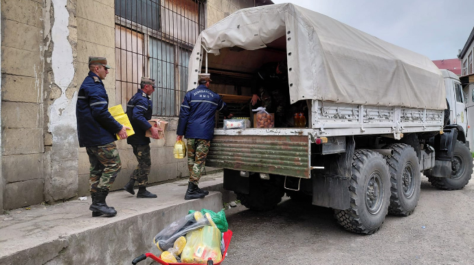 Sürüşmə nəticəsində yolu bağlanan Qonaqkəndə ərzaq aparıldı - VİDEO