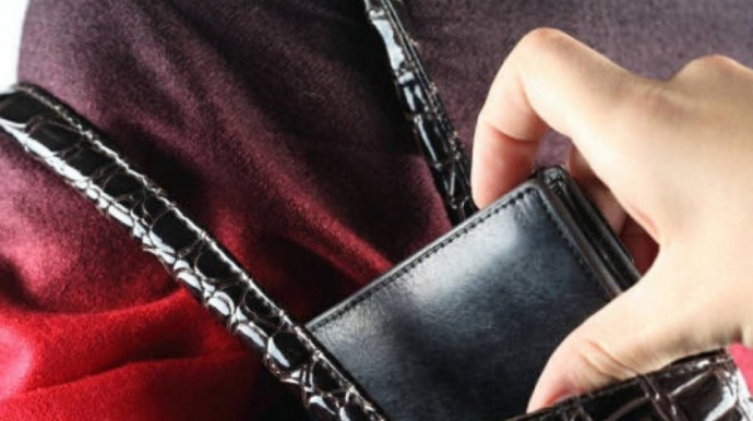 Bakıda avtobusda qadının çantasından min manat oğurlanıb 