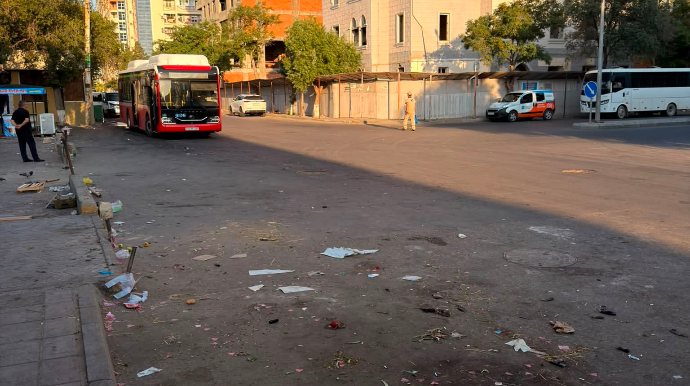 Sumqayıtda satıcılar mərkəzdəki avtobus dayanacağını bu hala salır - FOTO 