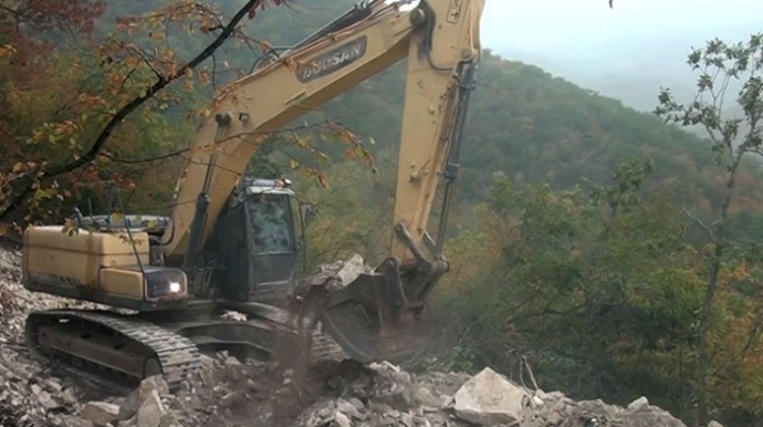 Azad edilmiş ərazilərdə yollar belə təmizlənir - VİDEO 