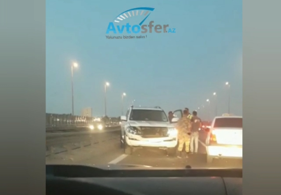 Sabunçuda idarəetməni itirən sürücü dəmirlərə çırpıldı  - VİDEO