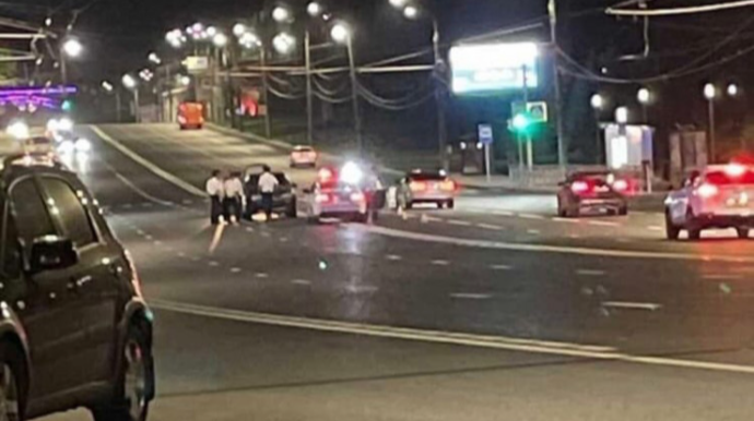 Dava zamanı kişi avtomobilin təkərləri altına düşdü - FACİƏLİ ÖLÜM 