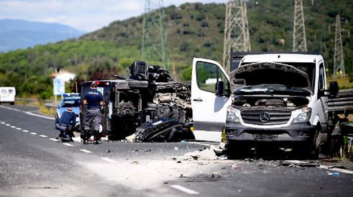 Yük maşını turistləri daşıyan mikroavtobusla toqquşdu -  3 ölü, 5 yaralı 