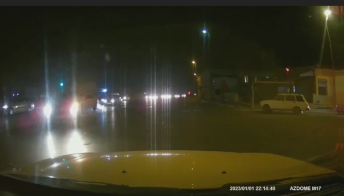 İkinci zolaqdan dönüb təhlükə yaratdı: qəzadan son anda... - VİDEO