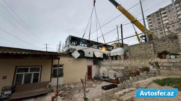 Bakıda avtobus yol kənarındakı müşahidə kamerasını sındırıb evin damına çıxdı - VİDEO 