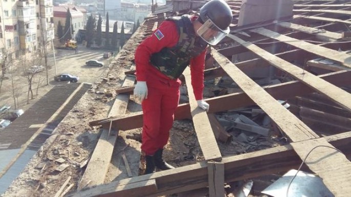 Gəncədə binanın damında qumbara tapıldı – FOTO