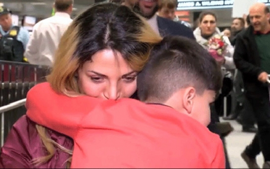 Trampın son qurbanı - Aeroportda 5 yaşlı uşaq qandallandı - VİDEO