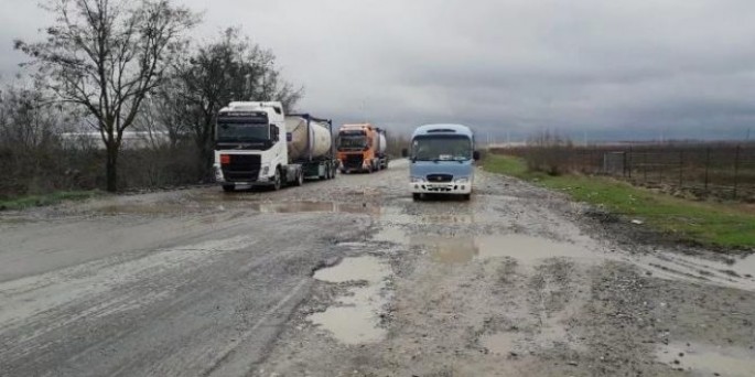 DİQQƏT! Sürücüləri bu yolda xoş olmayan surpiriz gözləyir  - FOTO - VİDEO