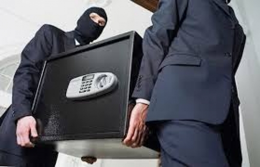 Pulla dolu seyf oğurlanıb - Bakıda
