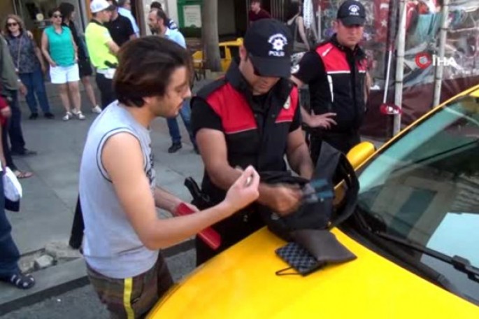 Azərbaycanlı gənc polisi aldada bilmədi - Çantasından görün nə çıxdı (VİDEO)