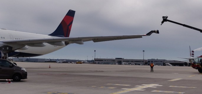 Aeroportda iki təyyarə toqquşub