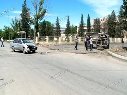 "Lada" ilə yük maşınını aşırdı - FOTO