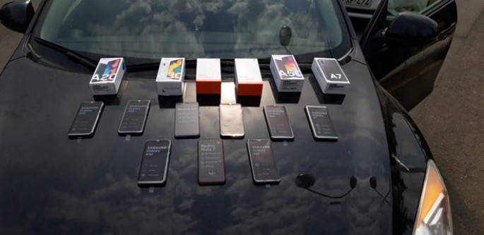 "Mazda"dan qanunsuz mobil telefonlar aşkar edilib